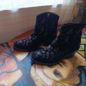 NWT Black Suede Embroidered Western Booties by Sofft